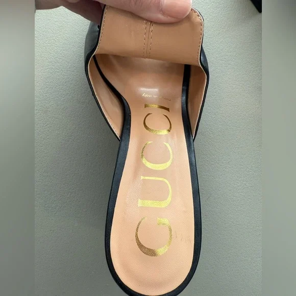 Gucci
Marmont leather sandals
39EU in new condition - Picture 3 of 5